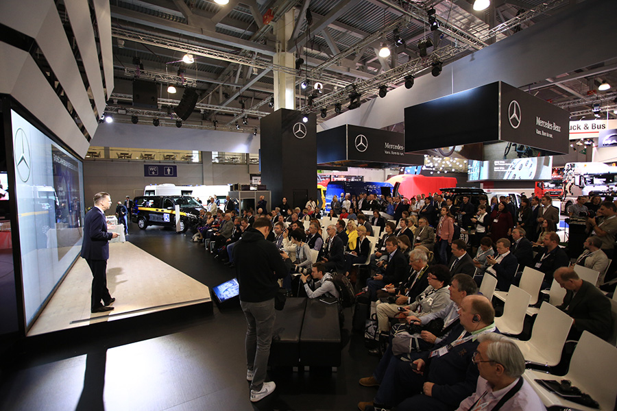 汽車展廳現(xiàn)場(chǎng)，汽車展會(huì)嘉賓，奔馳汽車展臺(tái) 